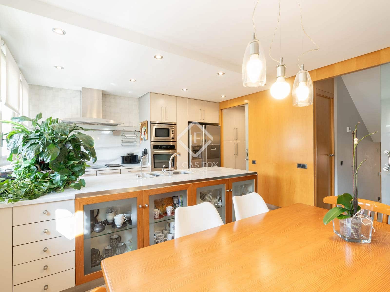 4 bedroom Villa for sale in Sant Cugat del Valles with garage - € 1,050,000 (Ref: 9328334)