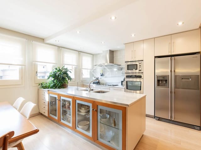 4 bedroom Villa for sale in Sant Cugat del Vallès with garage - € 1,100,000 (Ref: 9328334)