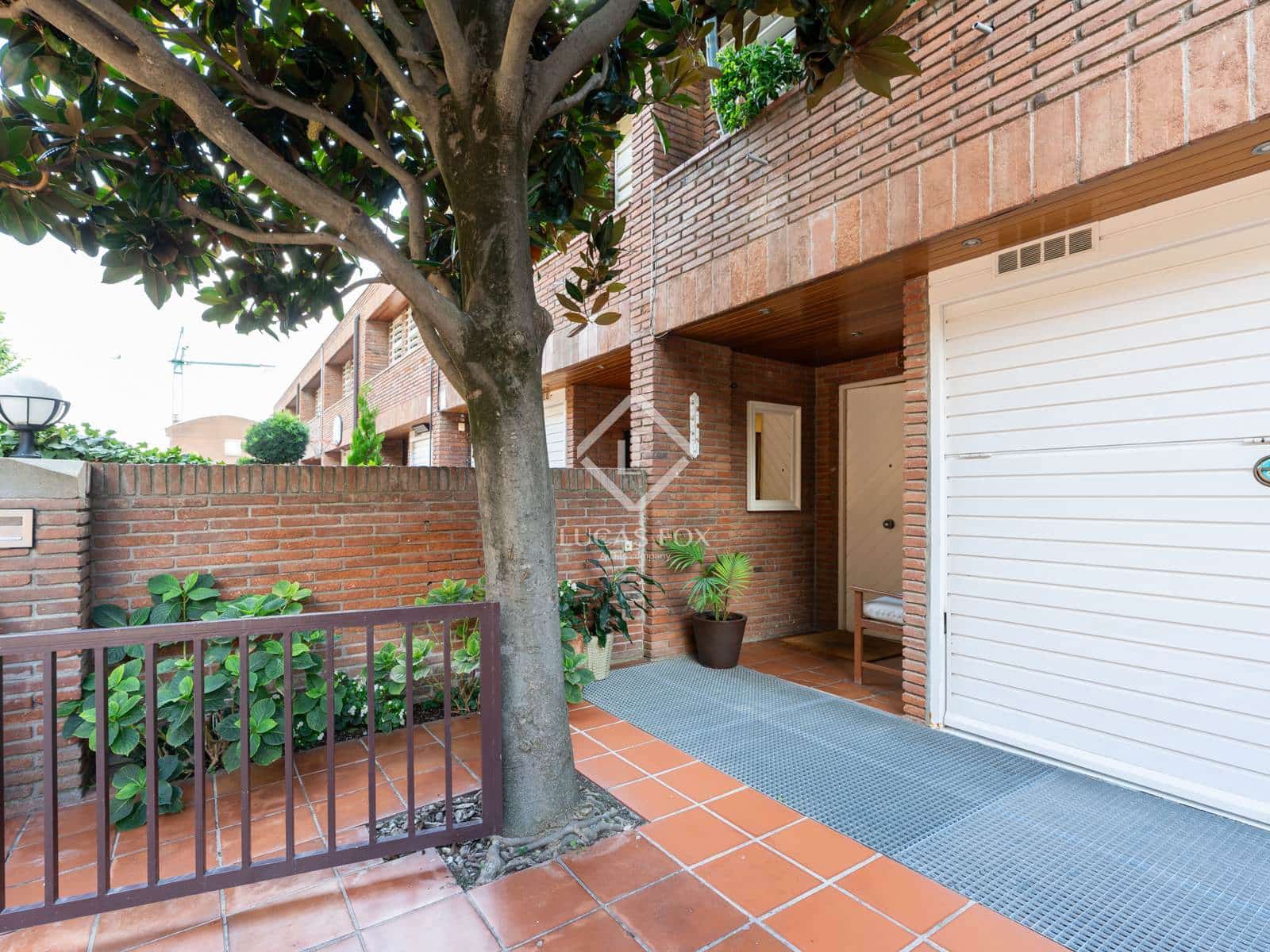4 bedroom Villa for sale in Sant Cugat del Valles with garage - € 1,050,000 (Ref: 9328334)