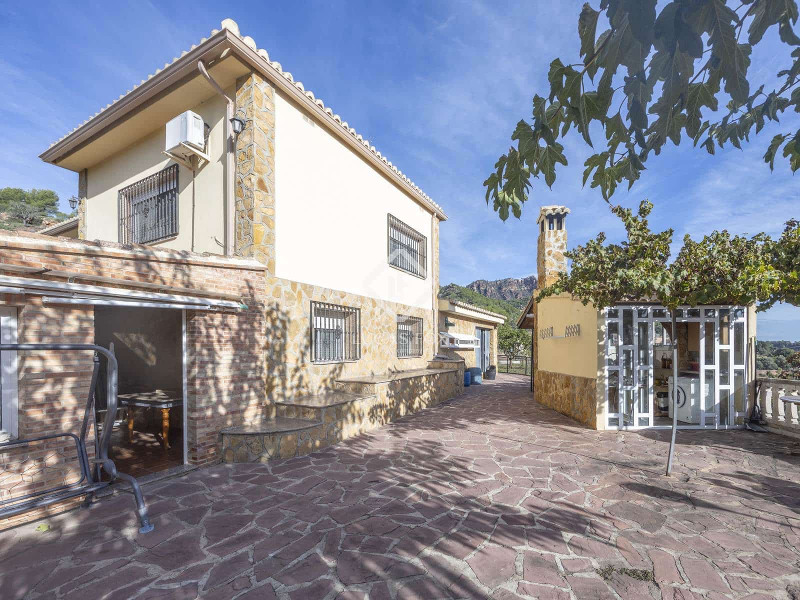 6 slaapkamer Villa te koop in Segart met zwembad garage - € 445.000 (Ref: 9331279)