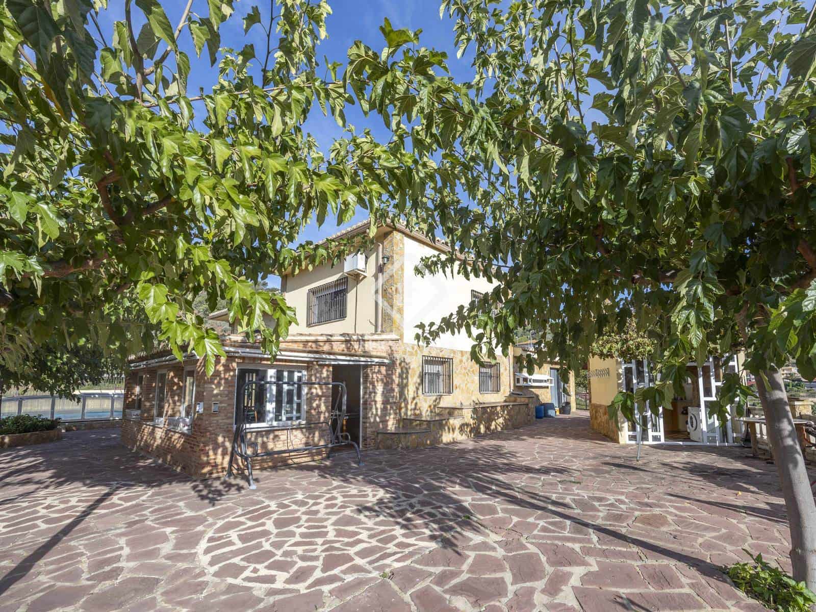 6 slaapkamer Villa te koop in Segart met zwembad garage - € 445.000 (Ref: 9331279)