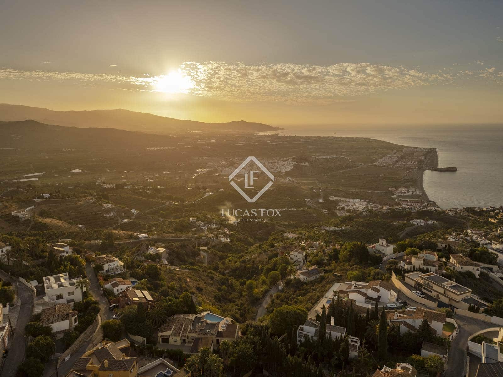 4 sypialnia Willa na sprzedaż w Salobrena z basenem garażem - 975 000 € (Ref: 9331731)