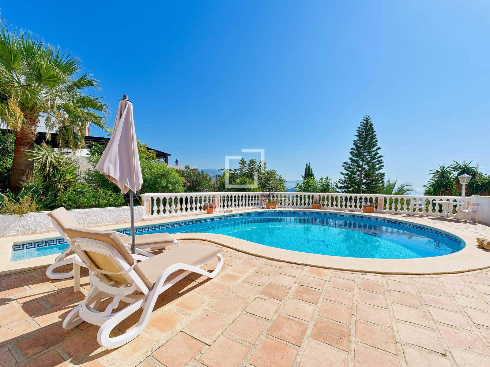 4 sypialnia Willa na sprzedaż w Salobrena z basenem garażem - 895 000 € (Ref: 9331731)