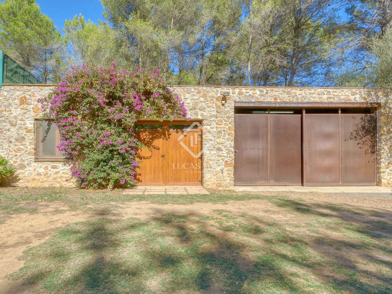 6 makuuhuone Maalaistalo myytävänä paikassa Boadella i les Escaules mukana uima-altaan 
autotalli - 1 800 000 € (Ref: 9331844)