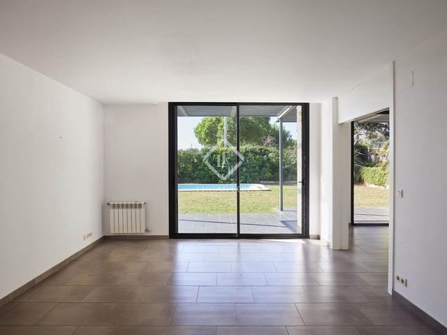 4 makuuhuone Huvila myytävänä paikassa Sant Vicenç de Montalt mukana uima-altaan 
autotalli - 780 000 € (Ref: 9345107)