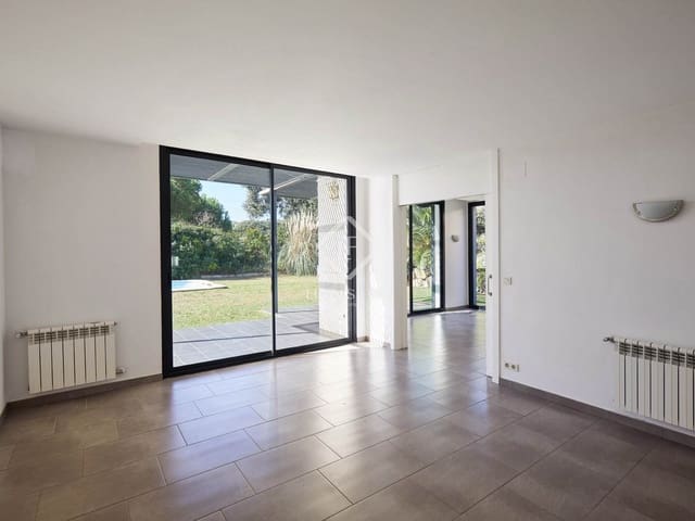 4 makuuhuone Huvila myytävänä paikassa Sant Vicenç de Montalt mukana uima-altaan 
autotalli - 780 000 € (Ref: 9345107)