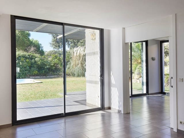 4 makuuhuone Huvila myytävänä paikassa Sant Vicenç de Montalt mukana uima-altaan 
autotalli - 780 000 € (Ref: 9345107)