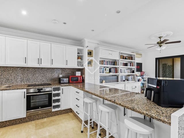 Ático de 2 habitaciones en Altea en venta con piscina garaje - 650.000 € (Ref: 9354513)