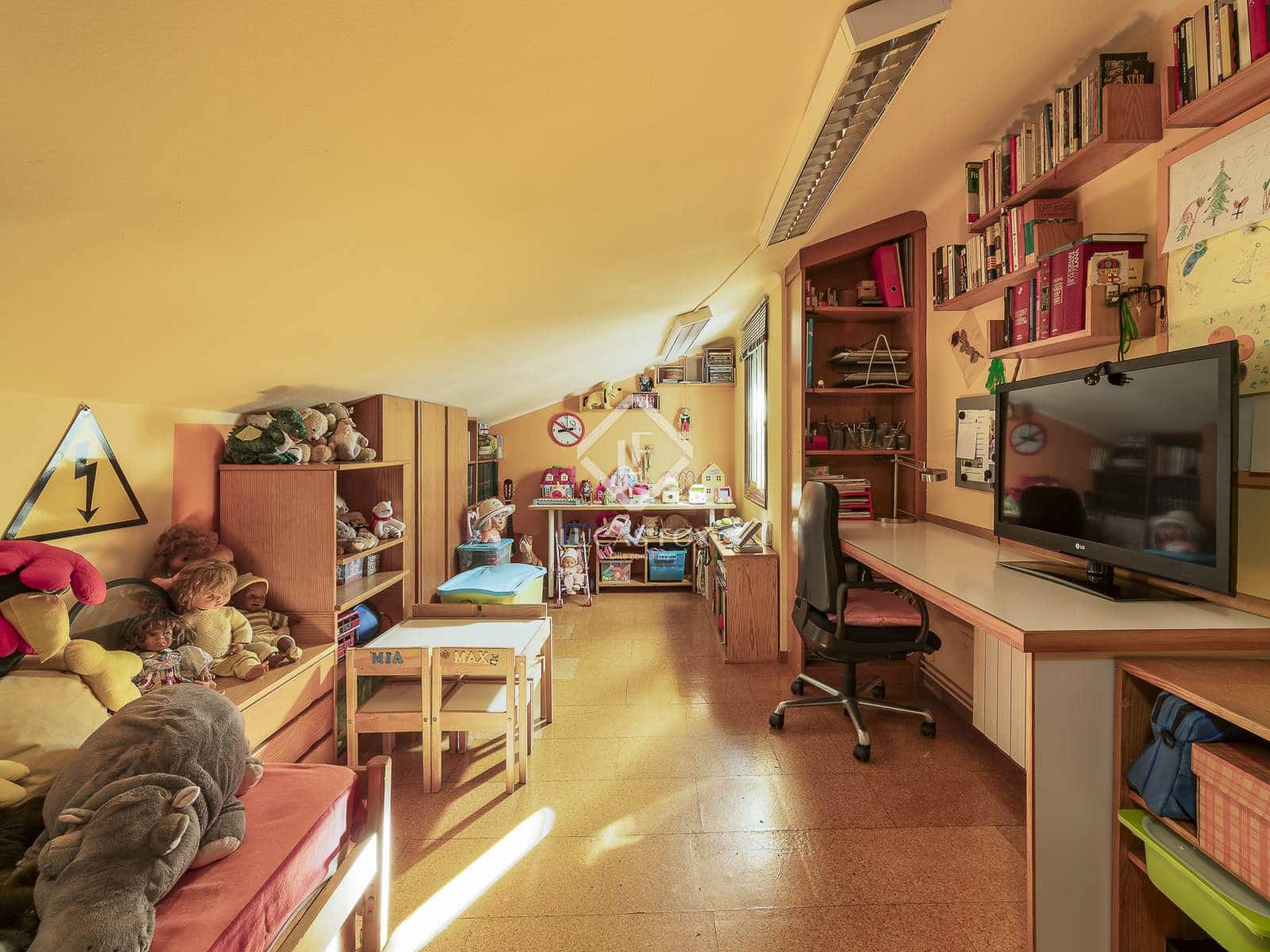 5 soverom Penthouse til salgs i Barcelona by med garasje - € 660 000 (Ref: 9357479)