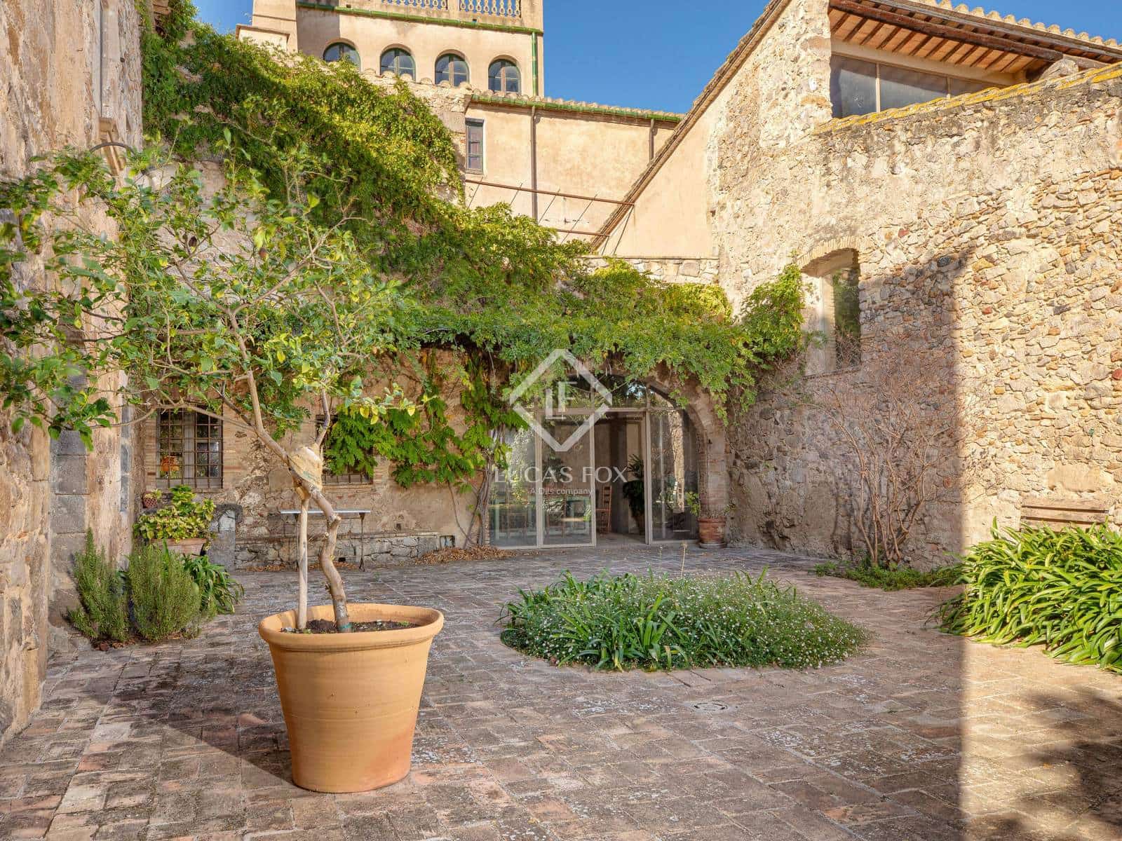 6 soveværelse Finca/Landehus til salg i Vilamacolum med swimmingpool - € 1.590.000 (Ref: 9360208)