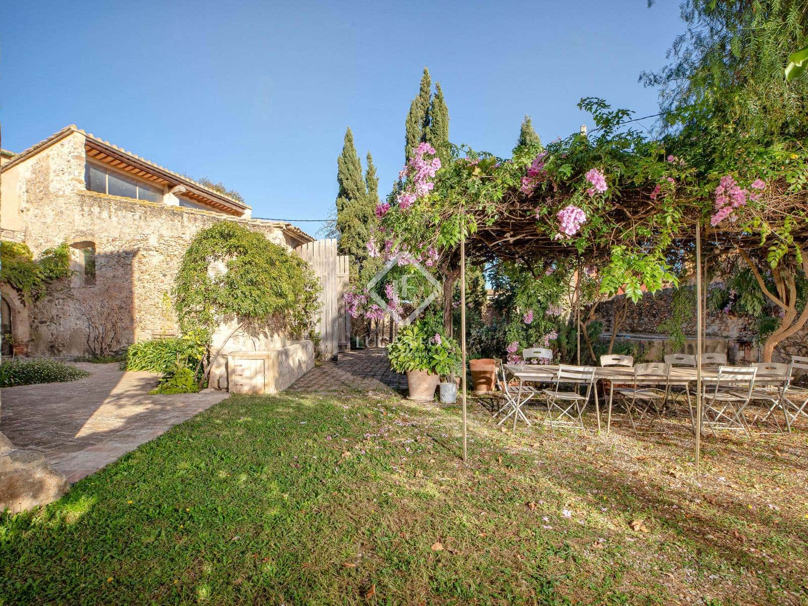 6 soveværelse Finca/Landehus til salg i Vilamacolum med swimmingpool - € 1.590.000 (Ref: 9360208)