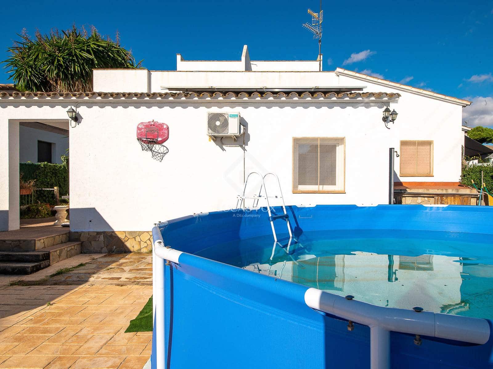 4 bedroom Villa for sale in Sant Antoni de Calonge with garage - € 380,000 (Ref: 9360894)