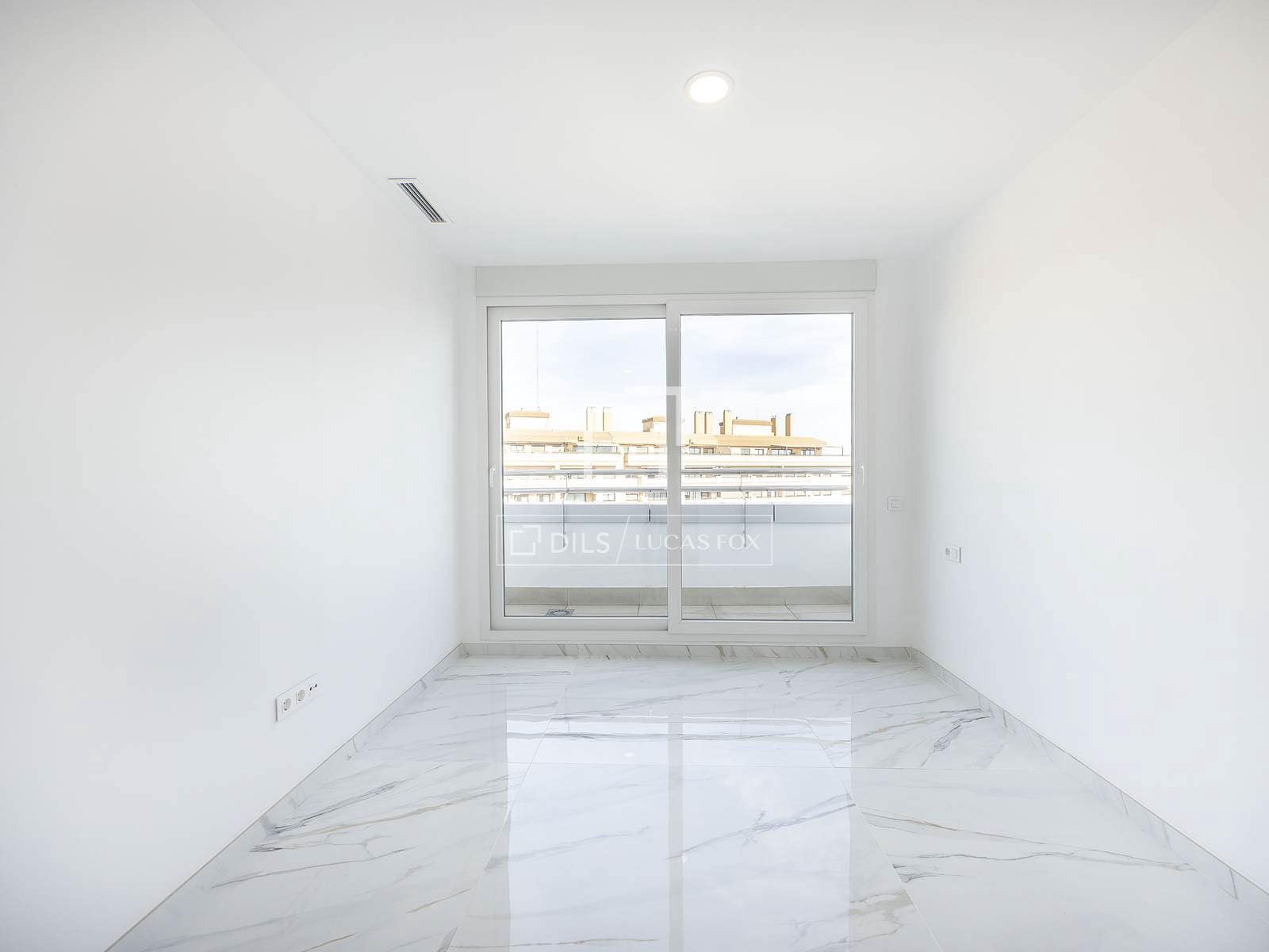 3 soverom Penthouse til leie i Valencia by med garasje - € 4 500 (Ref: 9360895)
