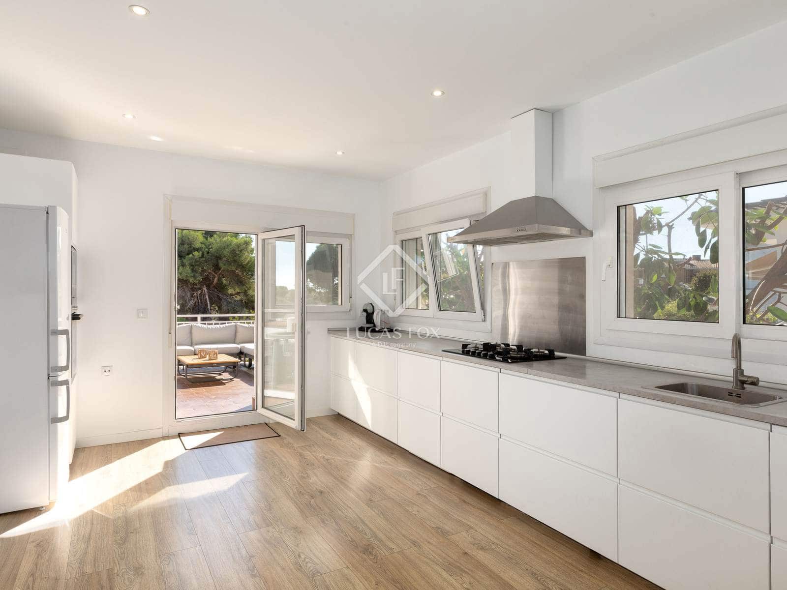 6 makuuhuone Huvila myytävänä paikassa Lloret de Mar mukana uima-altaan - 880 000 € (Ref: 9369298)