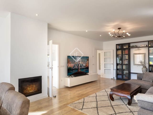 6 makuuhuone Huvila myytävänä paikassa Lloret de Mar mukana uima-altaan - 880 000 € (Ref: 9369298)