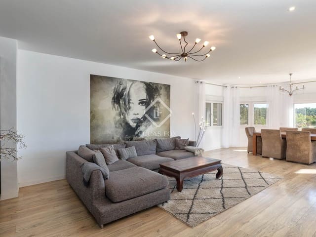 6 makuuhuone Huvila myytävänä paikassa Lloret de Mar mukana uima-altaan - 880 000 € (Ref: 9369298)