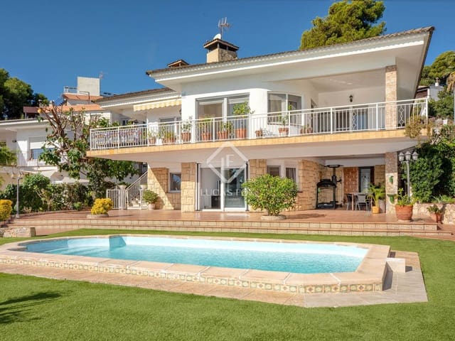 6 makuuhuone Huvila myytävänä paikassa Lloret de Mar mukana uima-altaan - 880 000 € (Ref: 9369298)
