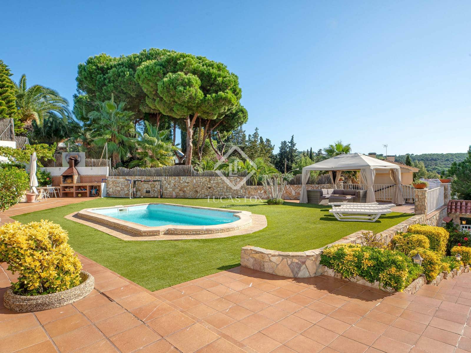 6 makuuhuone Huvila myytävänä paikassa Lloret de Mar mukana uima-altaan - 880 000 € (Ref: 9369298)