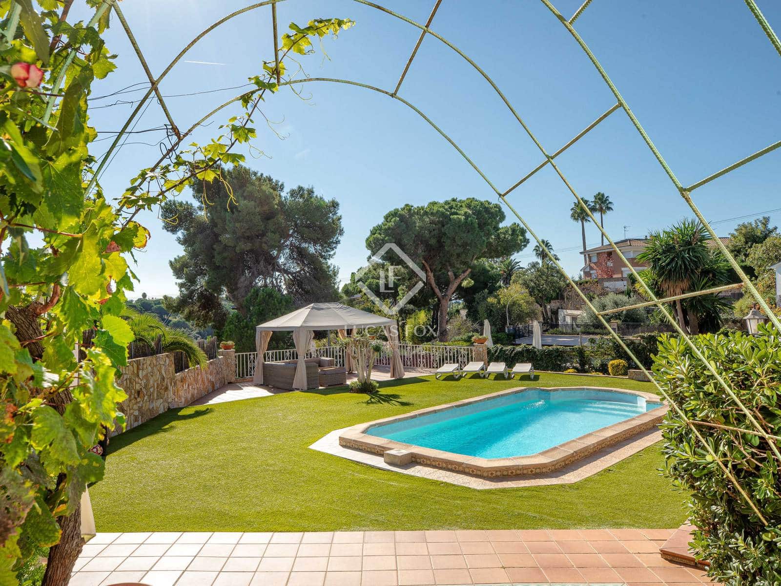 6 makuuhuone Huvila myytävänä paikassa Lloret de Mar mukana uima-altaan - 880 000 € (Ref: 9369298)