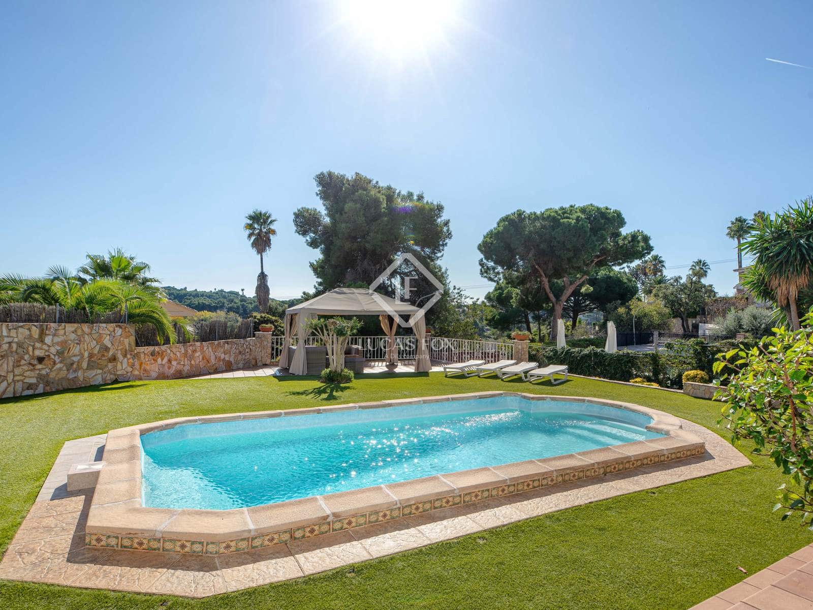 6 makuuhuone Huvila myytävänä paikassa Lloret de Mar mukana uima-altaan - 880 000 € (Ref: 9369298)