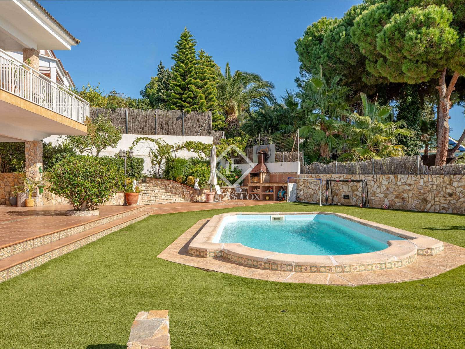 6 makuuhuone Huvila myytävänä paikassa Lloret de Mar mukana uima-altaan - 880 000 € (Ref: 9369298)