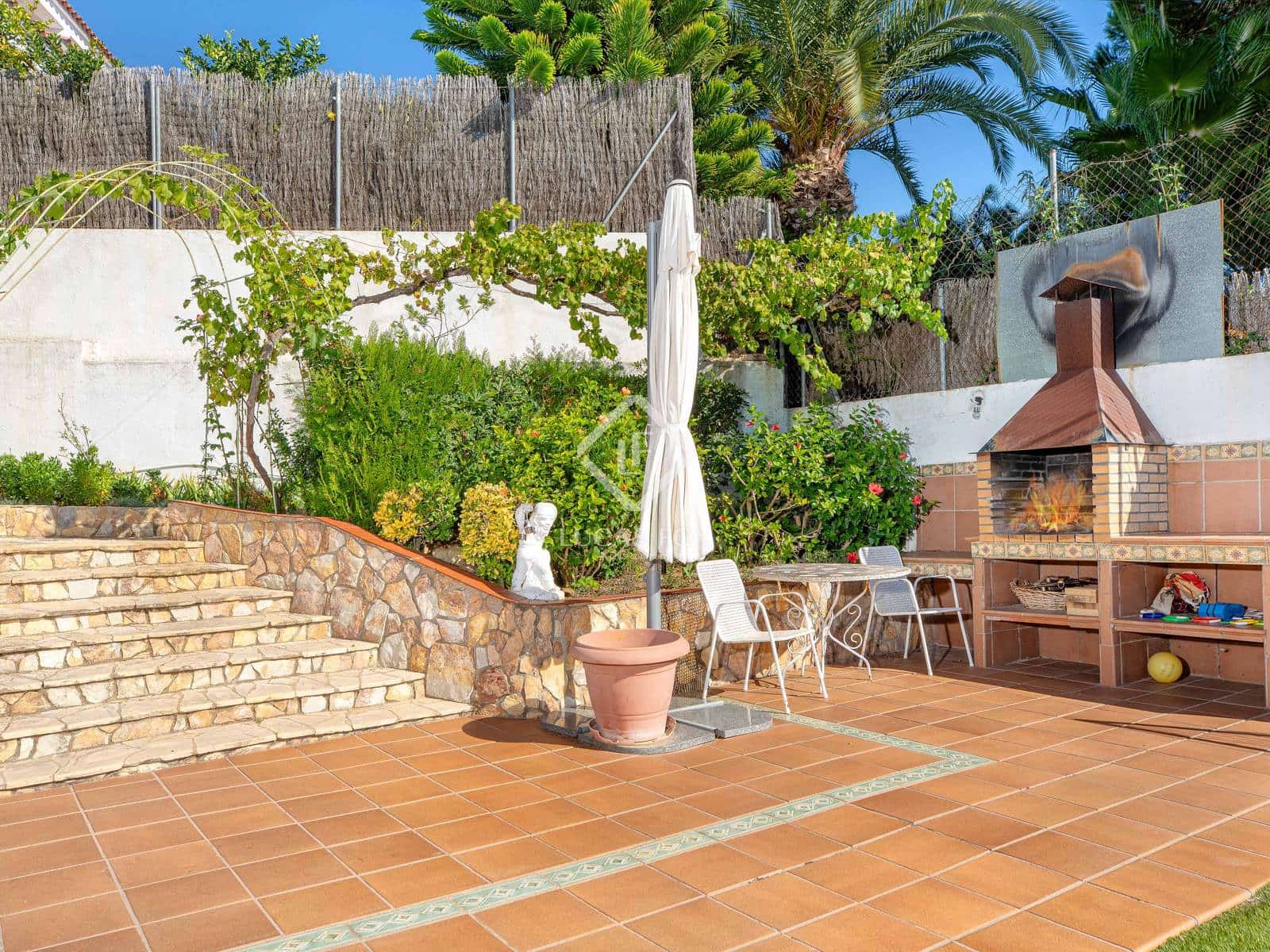 6 makuuhuone Huvila myytävänä paikassa Lloret de Mar mukana uima-altaan - 880 000 € (Ref: 9369298)