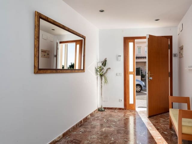 3 slaapkamer Villa te koop in Lloret de Mar met zwembad garage - € 650.000 (Ref: 9371353)