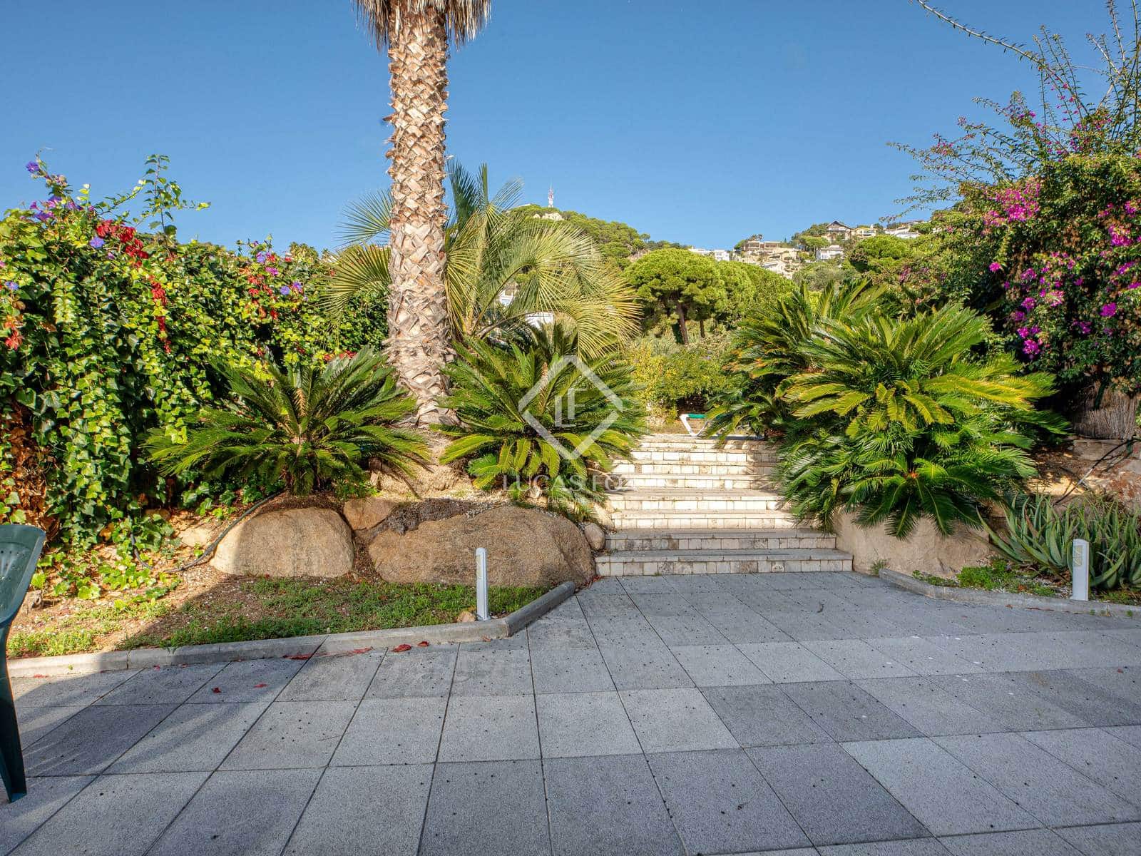 3 slaapkamer Villa te koop in Lloret de Mar met zwembad garage - € 650.000 (Ref: 9371353)