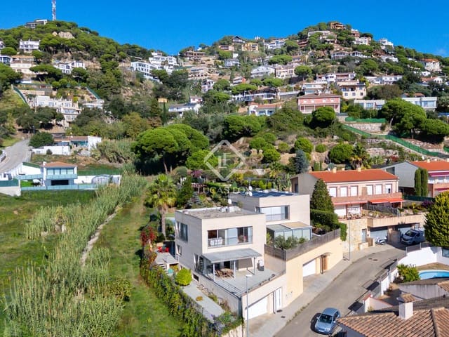 3 slaapkamer Villa te koop in Lloret de Mar met zwembad garage - € 650.000 (Ref: 9371353)