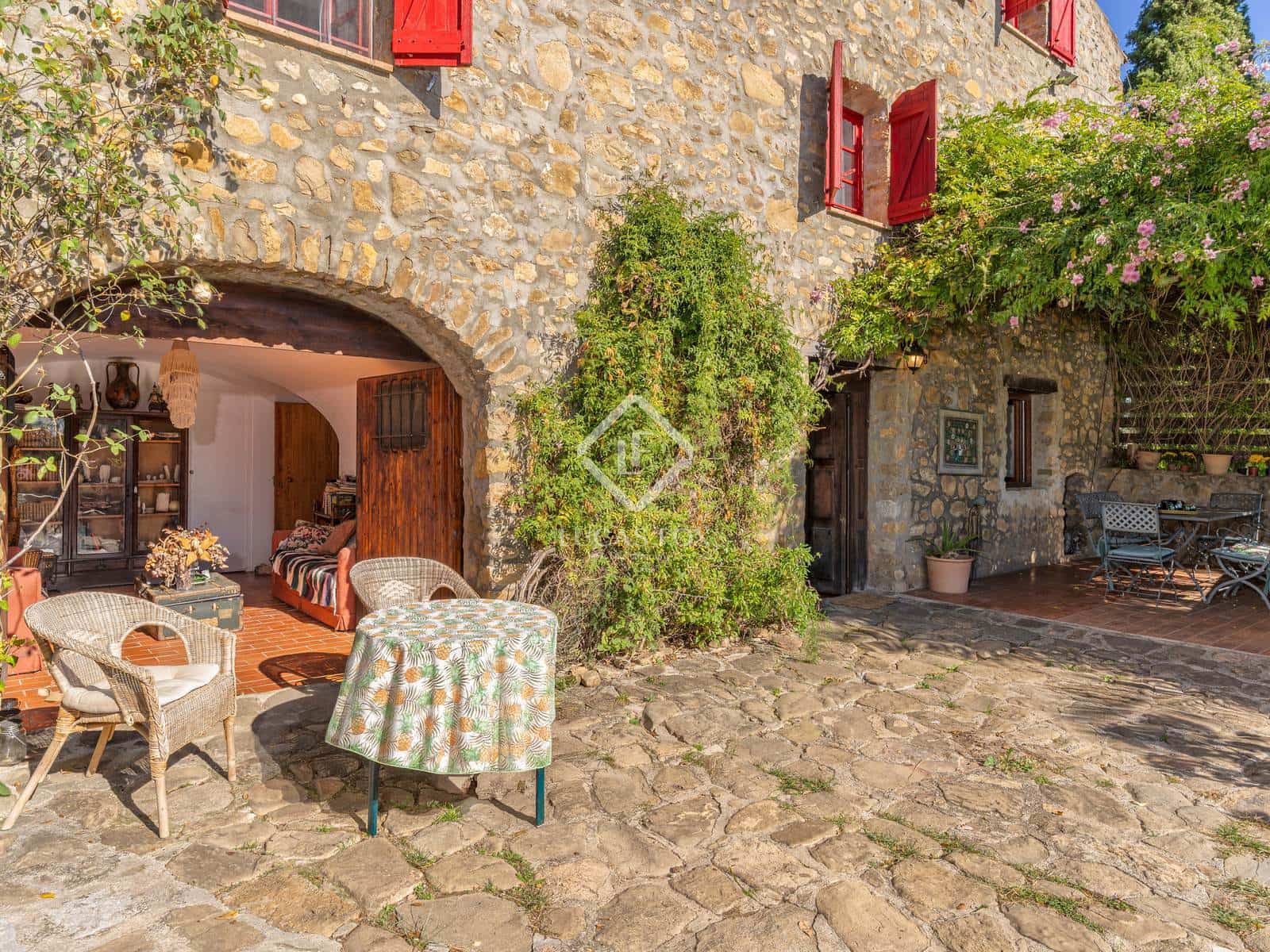 7 sypialnia Finka/Dom wiejski na sprzedaż w Maia de Montcal z basenem - 800 000 € (Ref: 9379441)