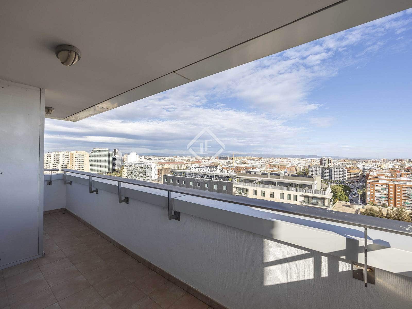4 bedroom Apartment for rent in Valencia city with pool garage - € 2,800 (Ref: 9380162)