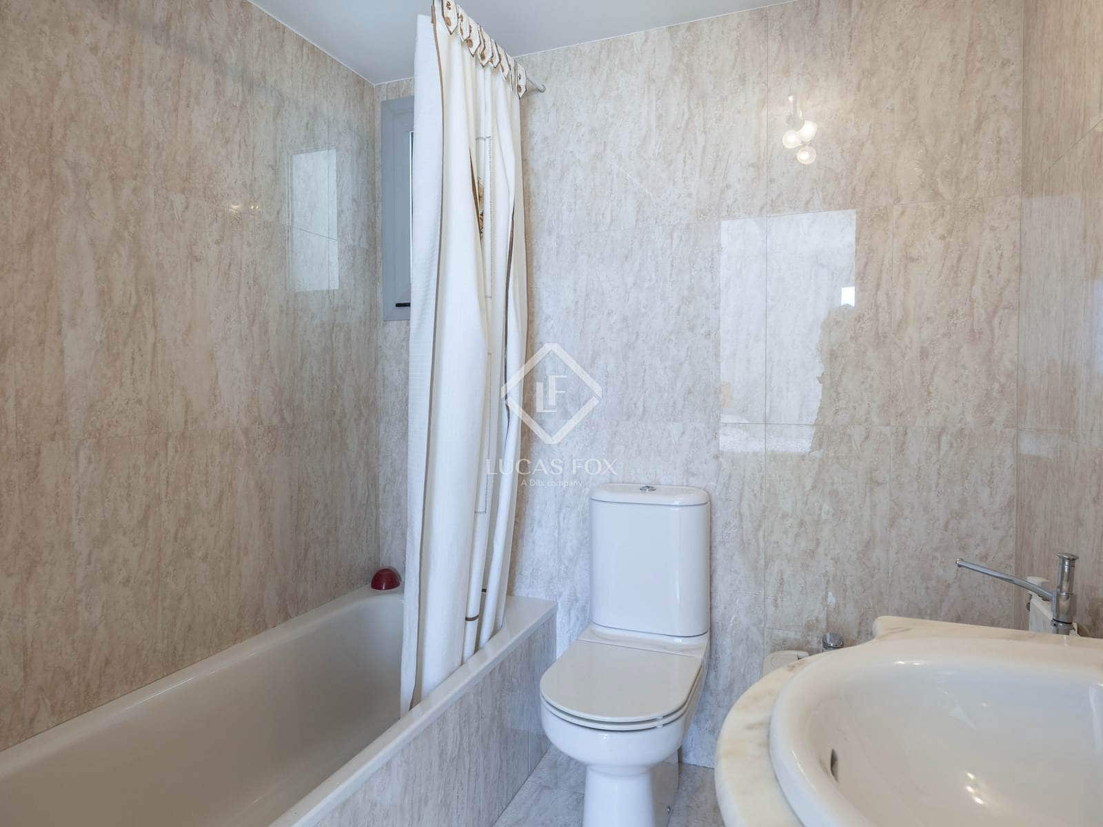 4 bedroom Apartment for rent in Valencia city with pool garage - € 2,800 (Ref: 9380162)