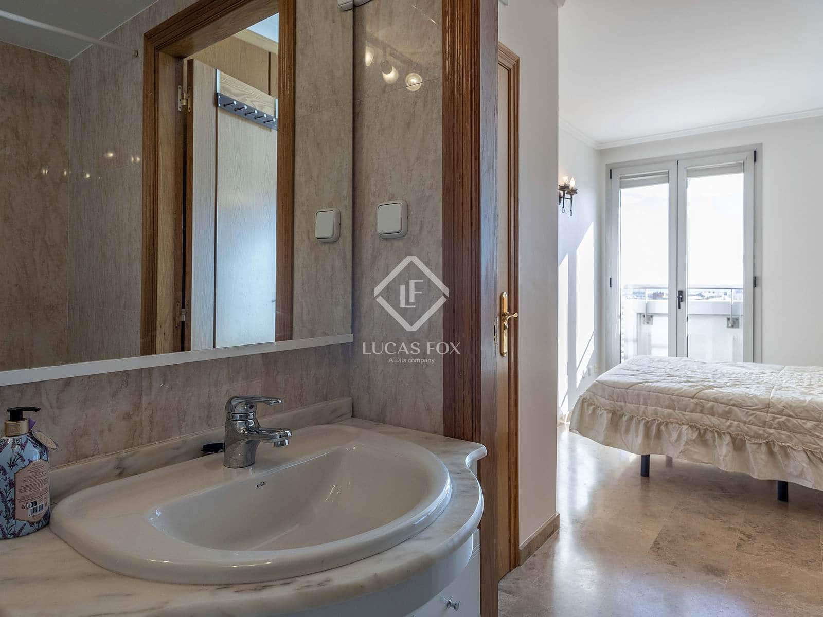 4 bedroom Apartment for rent in Valencia city with pool garage - € 2,800 (Ref: 9380162)