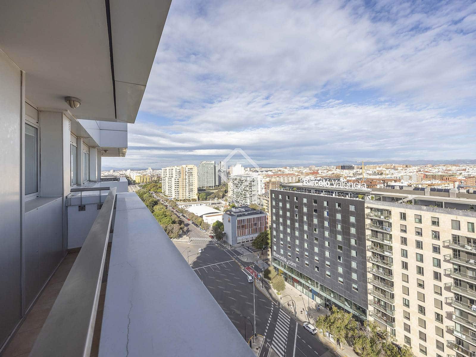 4 bedroom Apartment for rent in Valencia city with pool garage - € 2,800 (Ref: 9380162)