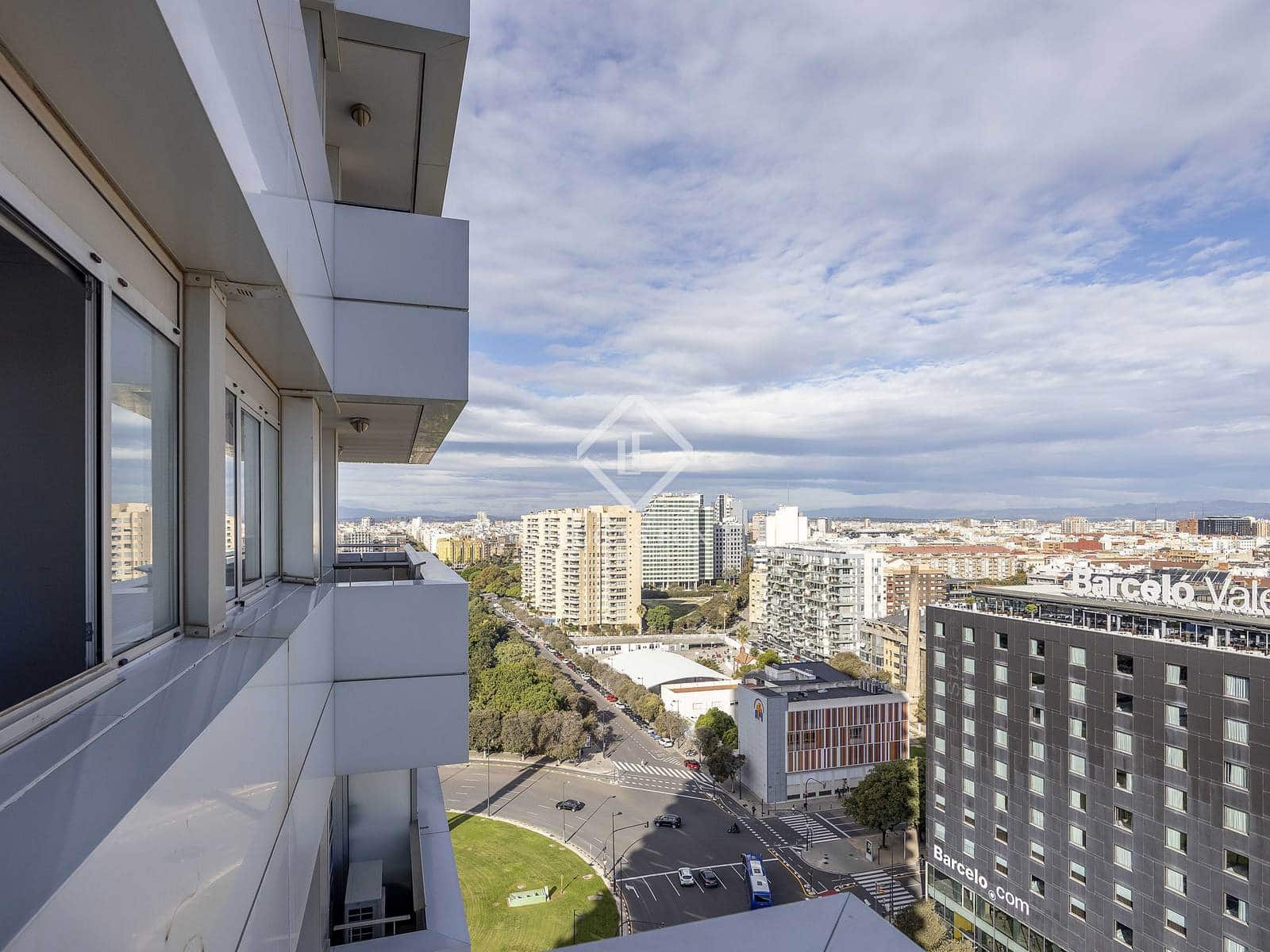 4 bedroom Apartment for rent in Valencia city with pool garage - € 2,800 (Ref: 9380162)