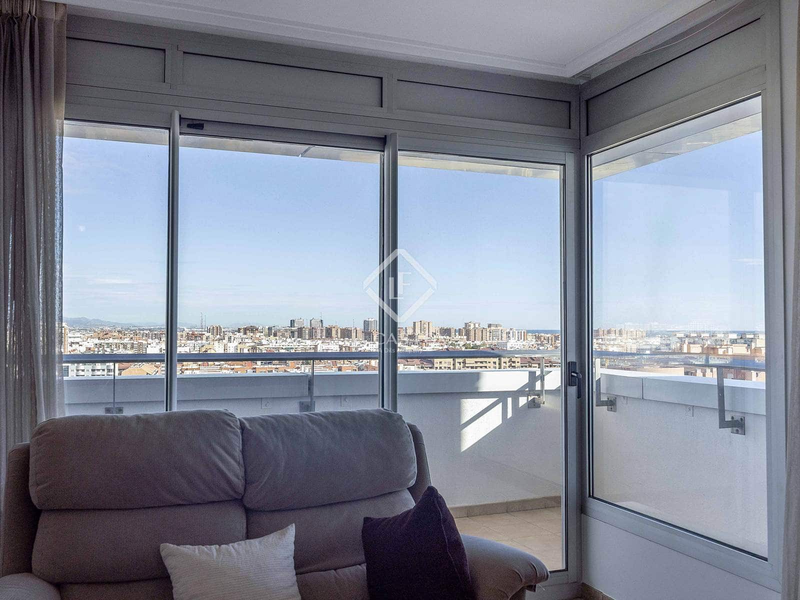 4 bedroom Apartment for rent in Valencia city with pool garage - € 2,800 (Ref: 9380162)