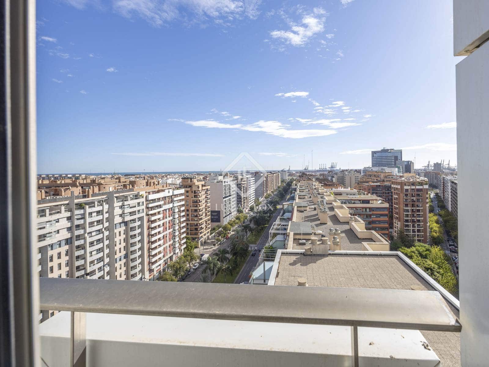 4 bedroom Apartment for rent in Valencia city with pool garage - € 2,800 (Ref: 9380162)