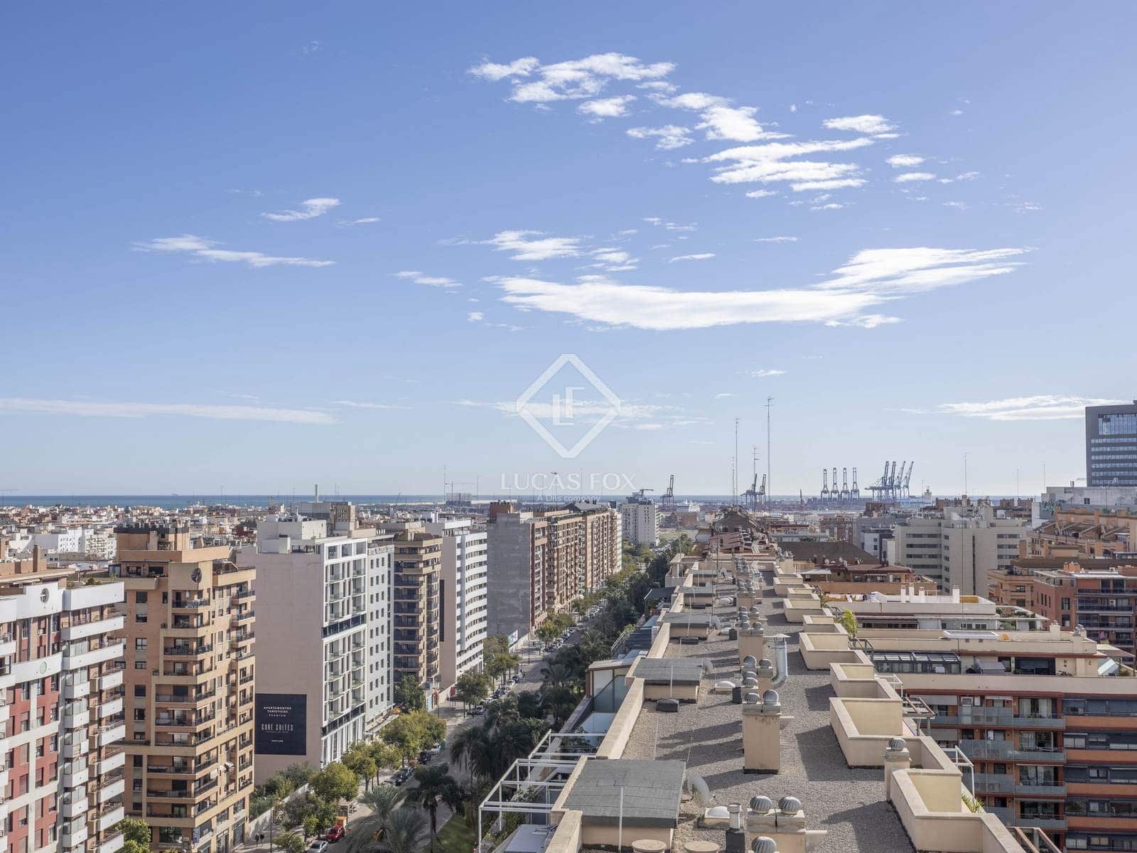 4 bedroom Apartment for rent in Valencia city with pool garage - € 2,800 (Ref: 9380162)