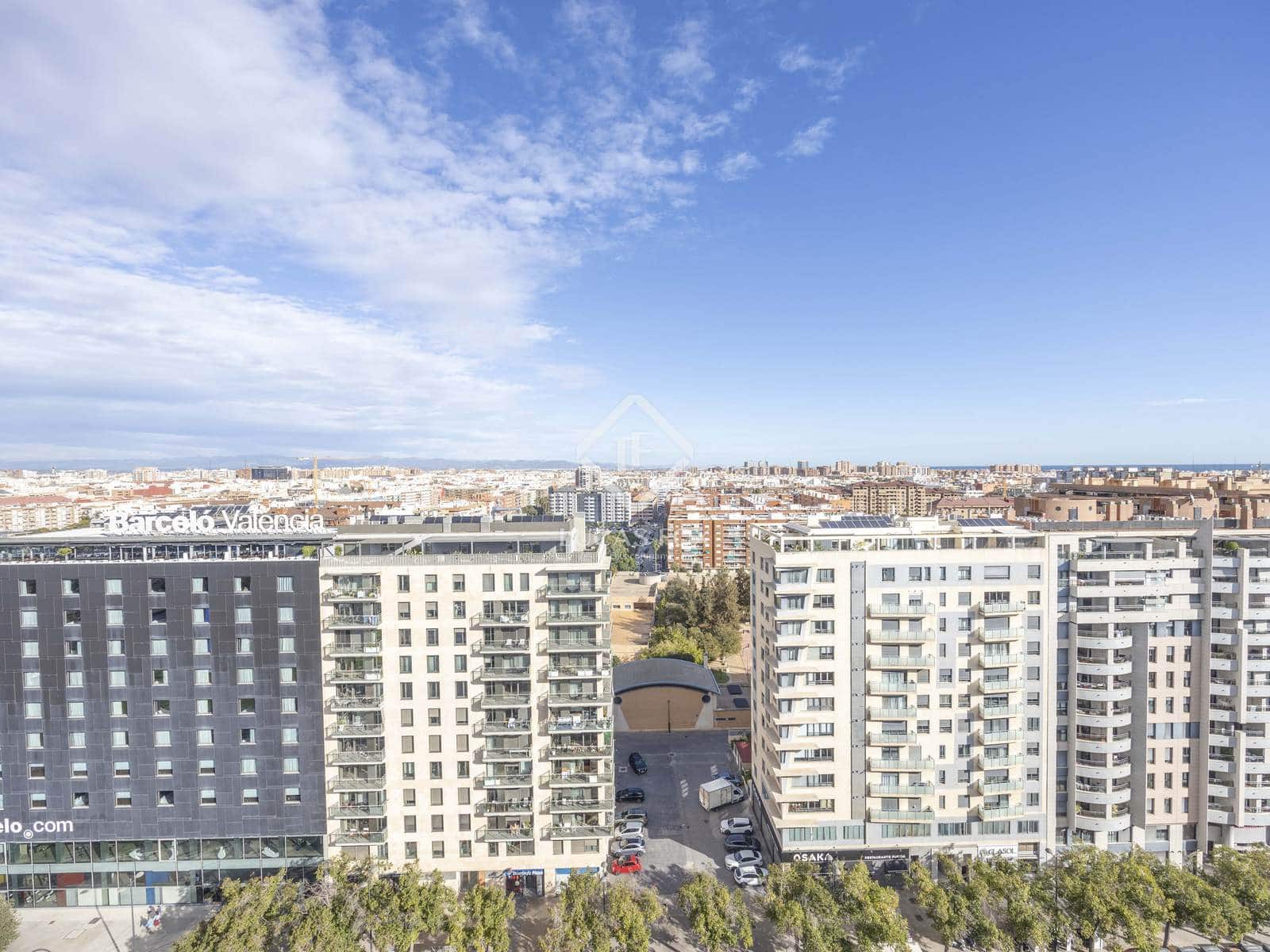 4 bedroom Apartment for rent in Valencia city with pool garage - € 2,800 (Ref: 9380162)