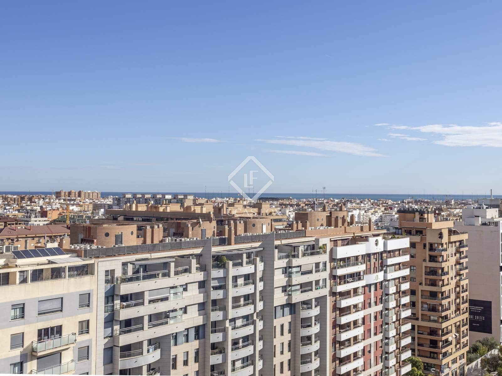 4 bedroom Apartment for rent in Valencia city with pool garage - € 2,800 (Ref: 9380162)