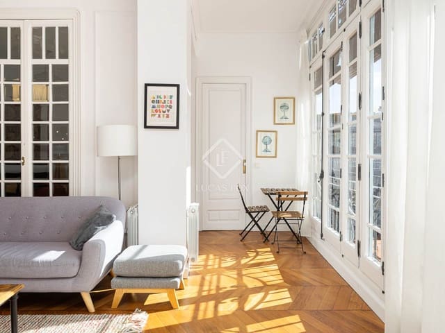 Appartement de 4 chambres à louer à Barcelone ville - 3 000 € (Ref: 9386296)