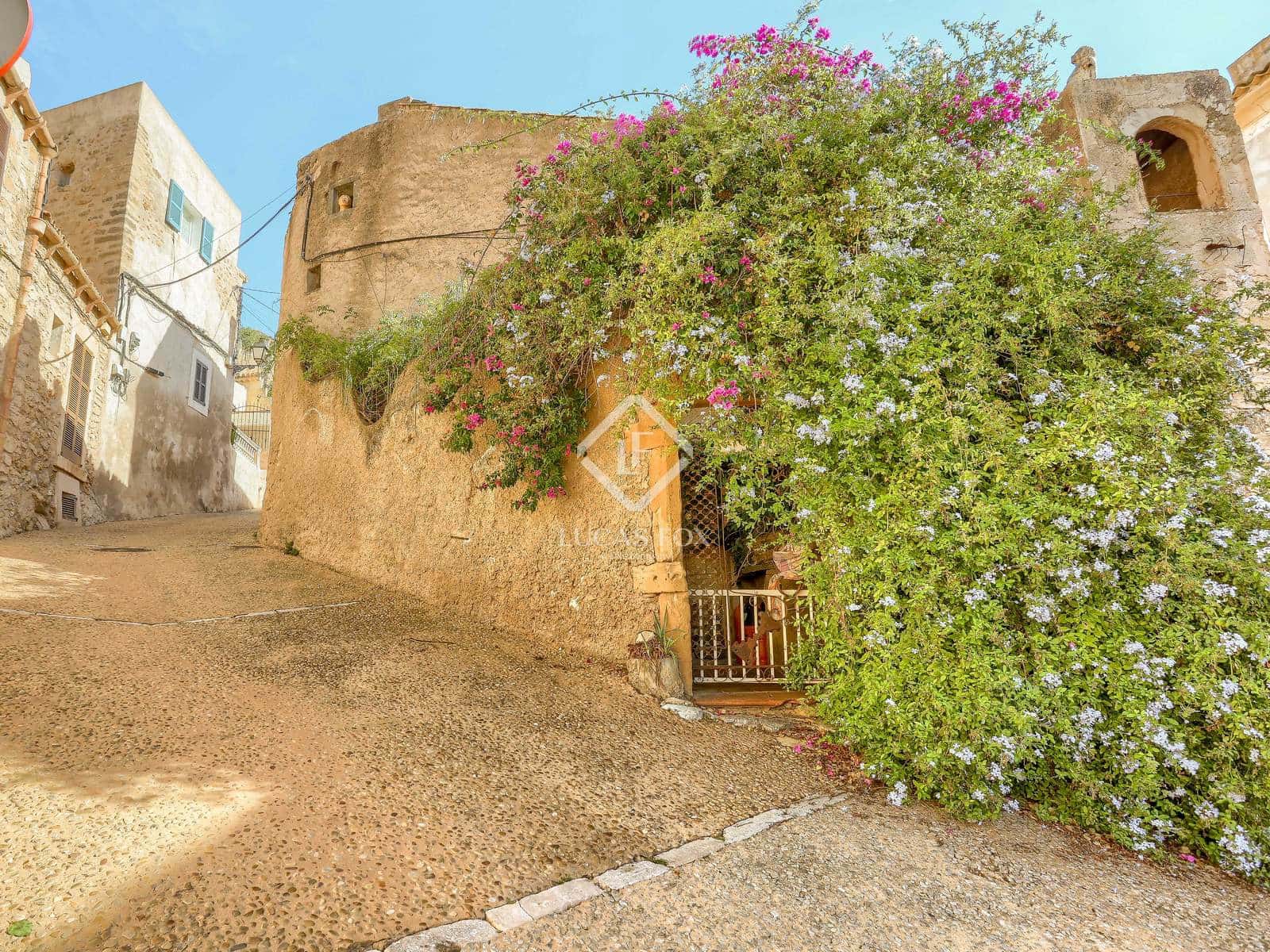 Commercieel te koop in Capdepera - € 1.300.000 (Ref: 9388447)