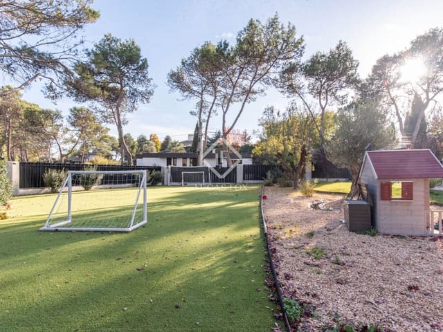 6 bedroom Villa for sale in Boadilla del Monte with pool garage - € 3,900,000 (Ref: 9388663)
