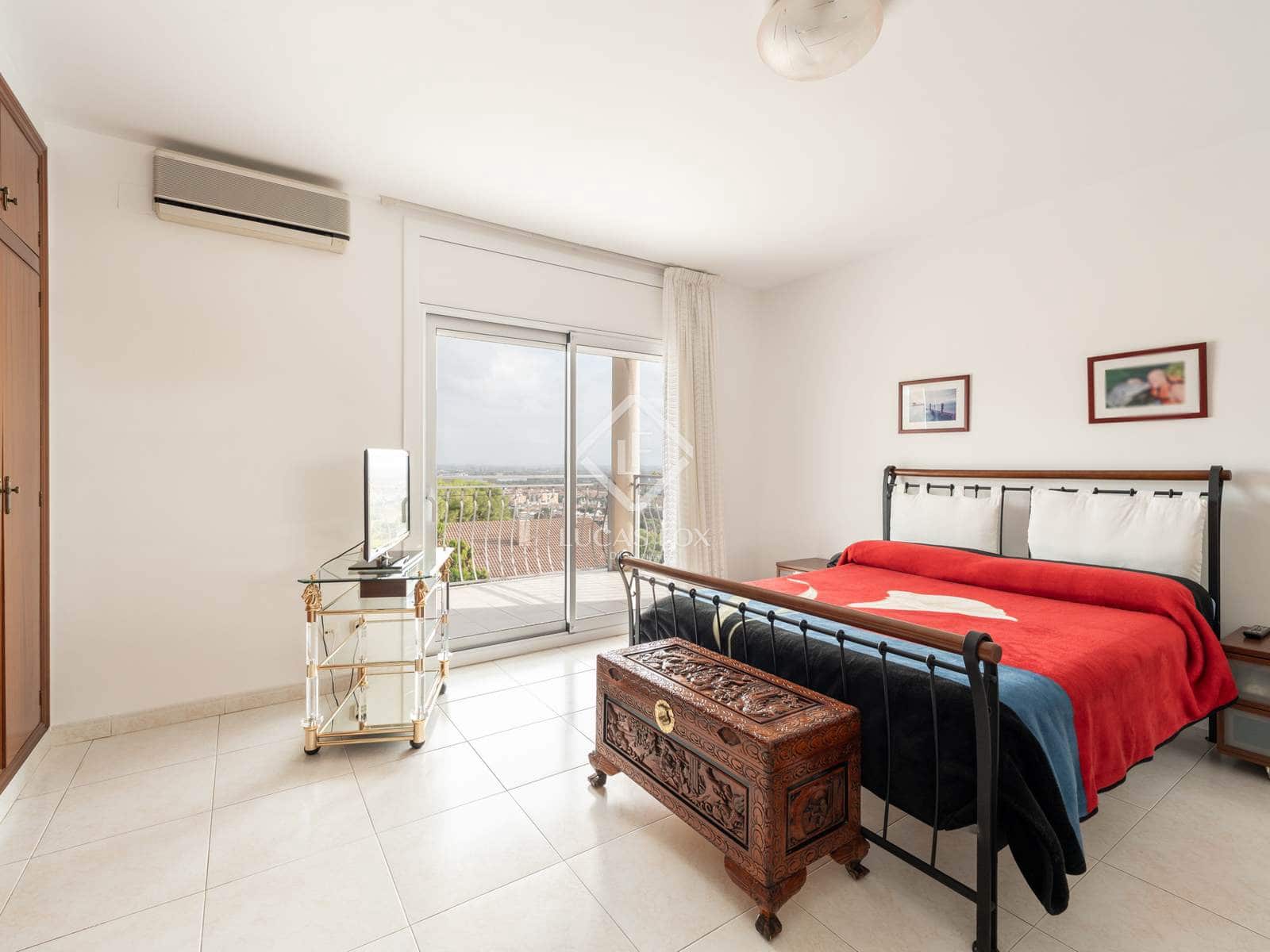 5 bedroom Villa for sale in Castelldefels with pool garage - € 1,590,000 (Ref: 9388666)