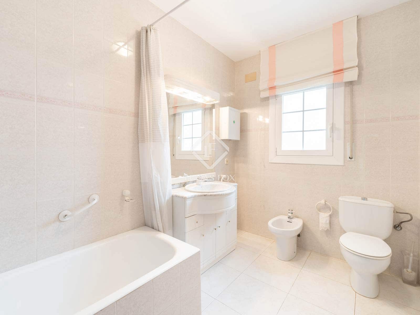 5 bedroom Villa for sale in Castelldefels with pool garage - € 1,590,000 (Ref: 9388666)