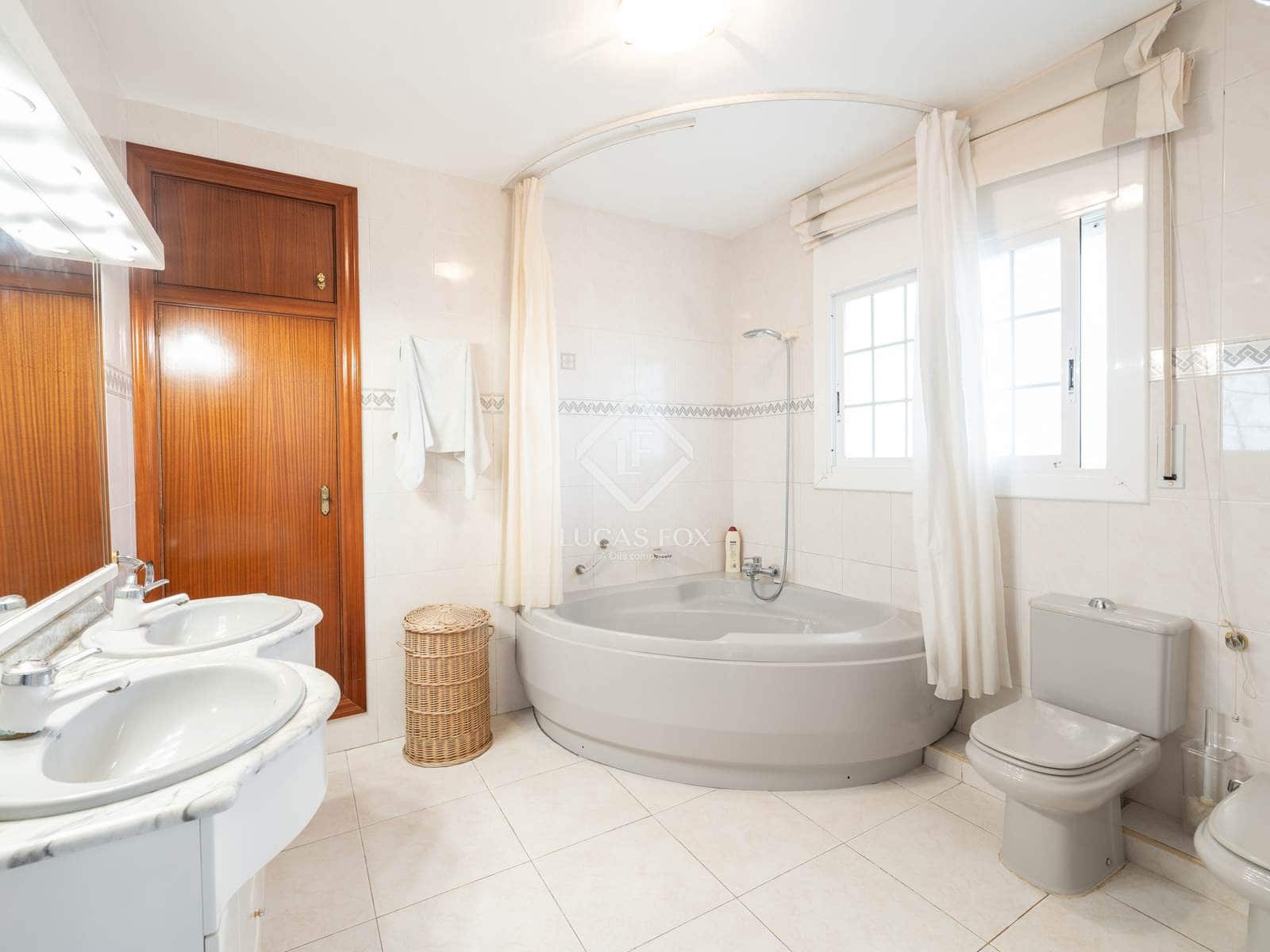 5 bedroom Villa for sale in Castelldefels with pool garage - € 1,590,000 (Ref: 9388666)