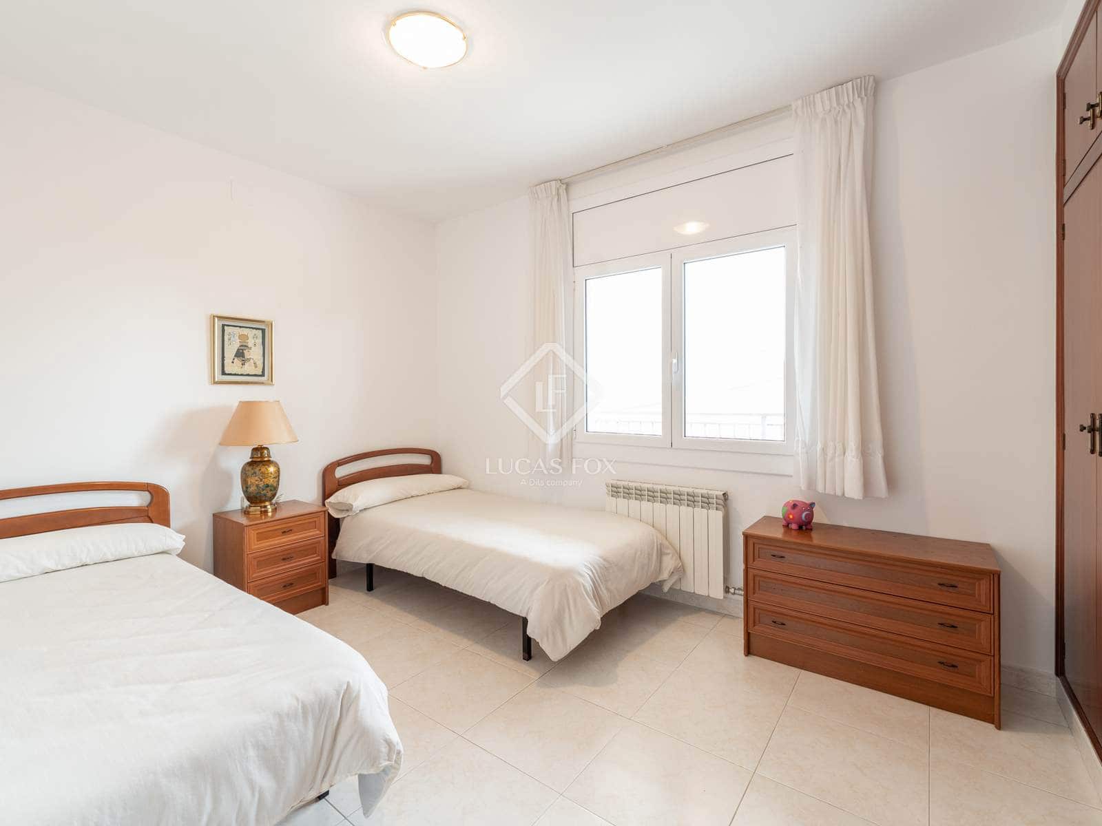 5 bedroom Villa for sale in Castelldefels with pool garage - € 1,590,000 (Ref: 9388666)