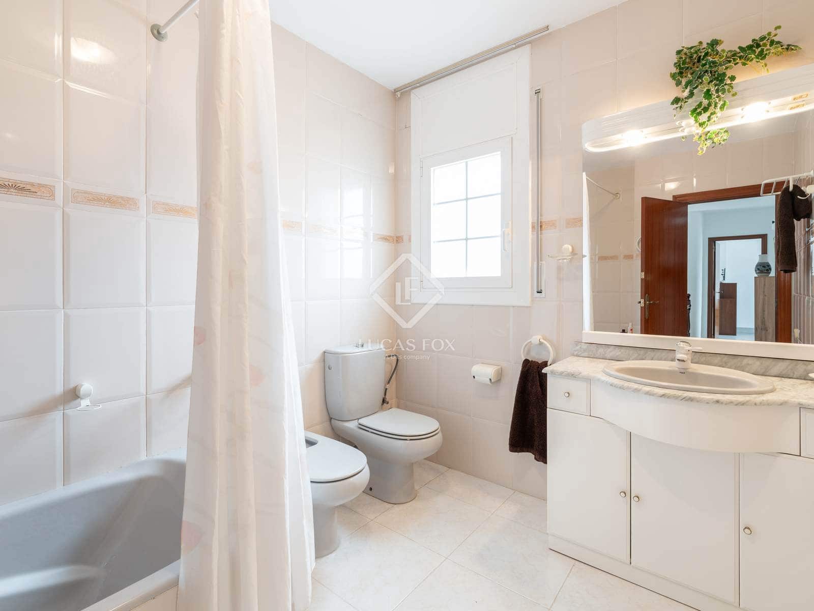 5 bedroom Villa for sale in Castelldefels with pool garage - € 1,590,000 (Ref: 9388666)