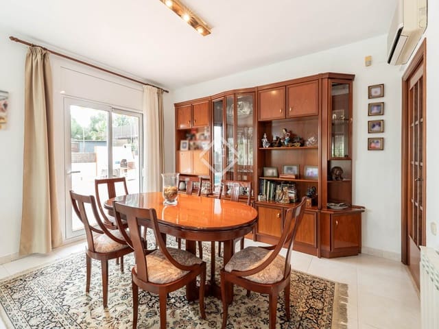 5 makuuhuone Huvila myytävänä paikassa Castelldefels mukana uima-altaan 
autotalli - 1 590 000 € (Ref: 9388666)