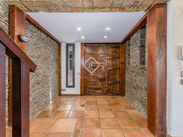 6 bedroom Villa for sale in Barcelona city with pool garage - € 1,640,000 (Ref: 9389928)